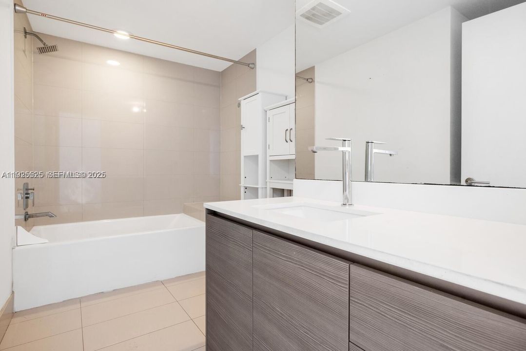 For Sale: $715,000 (2 beds, 2 baths, 1095 Square Feet)