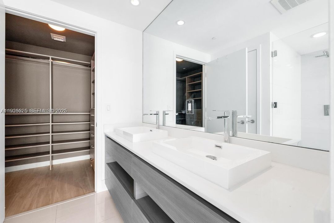 For Sale: $715,000 (2 beds, 2 baths, 1095 Square Feet)