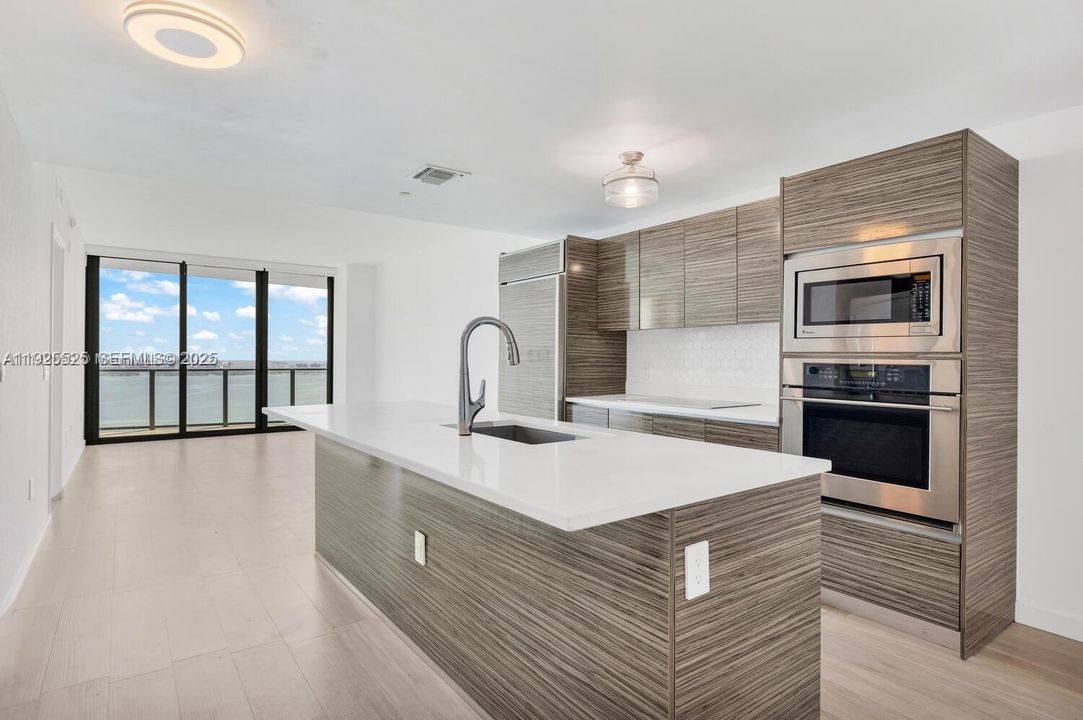 For Sale: $715,000 (2 beds, 2 baths, 1095 Square Feet)