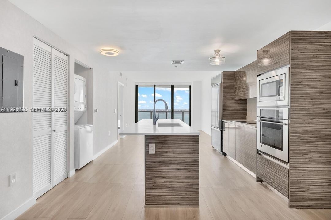 For Sale: $715,000 (2 beds, 2 baths, 1095 Square Feet)