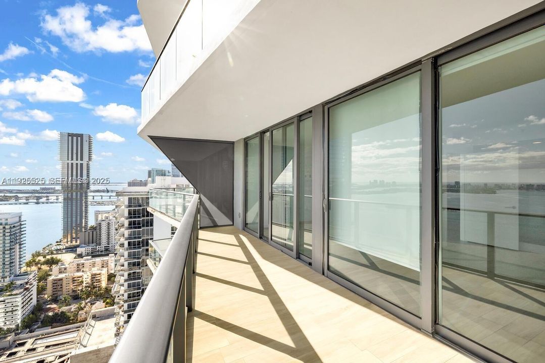 For Sale: $715,000 (2 beds, 2 baths, 1095 Square Feet)