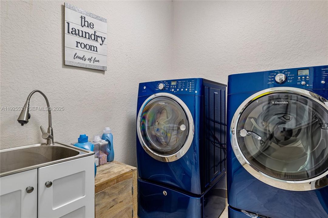 For Sale: $1,399,000 (3 beds, 3 baths, 3096 Square Feet)