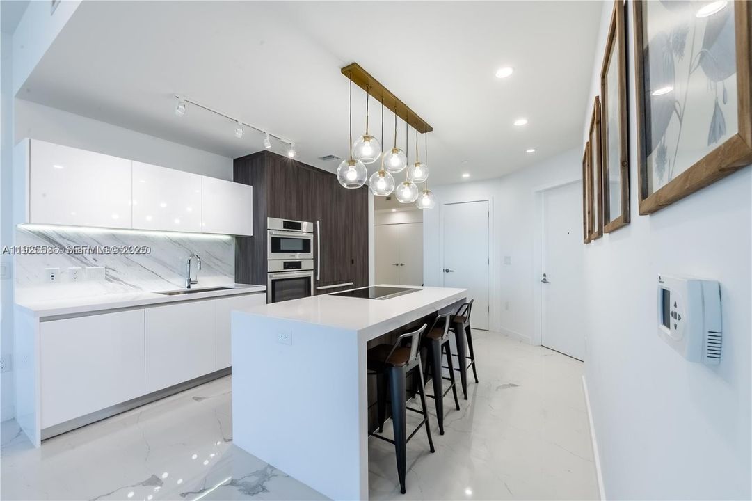 For Sale: $1,050,000 (2 beds, 3 baths, 1498 Square Feet)