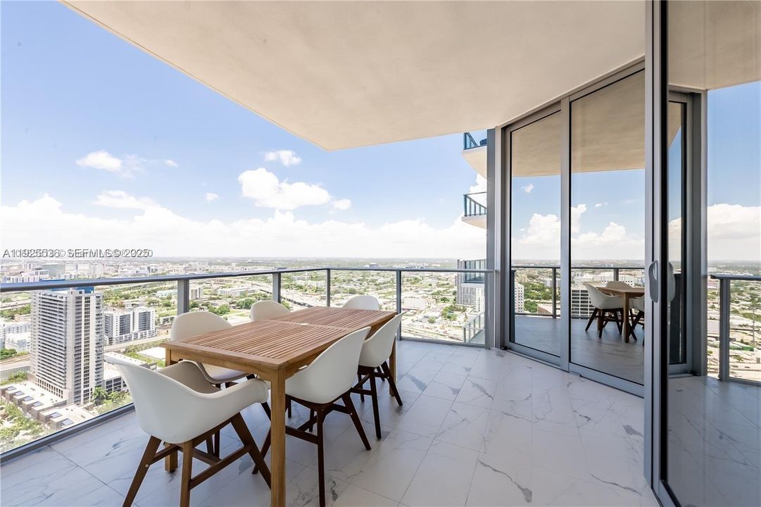 For Sale: $1,050,000 (2 beds, 3 baths, 1498 Square Feet)