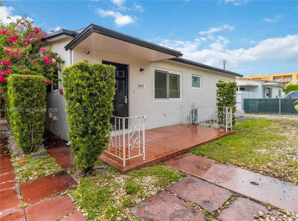 For Rent: $3,200 (2 beds, 1 baths, 1005 Square Feet)