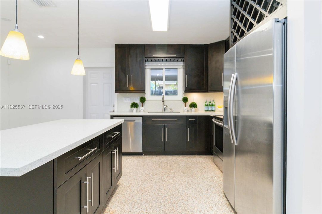 For Rent: $3,200 (2 beds, 1 baths, 1005 Square Feet)