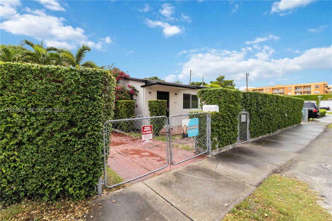 For Rent: $3,200 (2 beds, 1 baths, 1005 Square Feet)