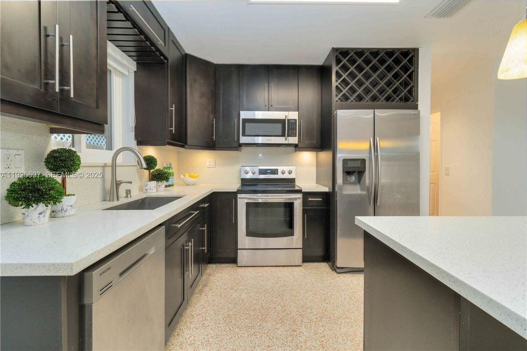 For Rent: $3,200 (2 beds, 1 baths, 1005 Square Feet)