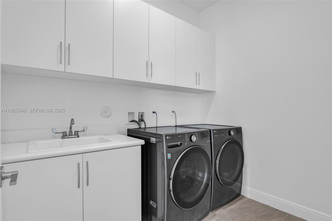 For Sale: $1,480,000 (5 beds, 5 baths, 4255 Square Feet)