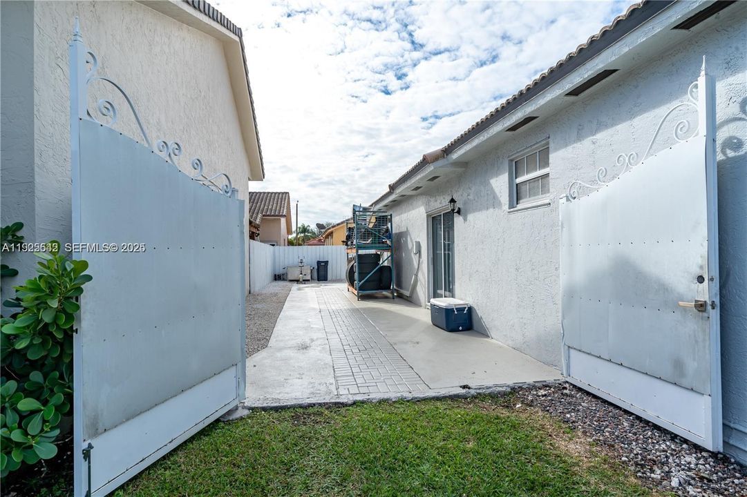 待售: $700,000 (3 贝兹, 2 浴室, 1738 平方英尺)