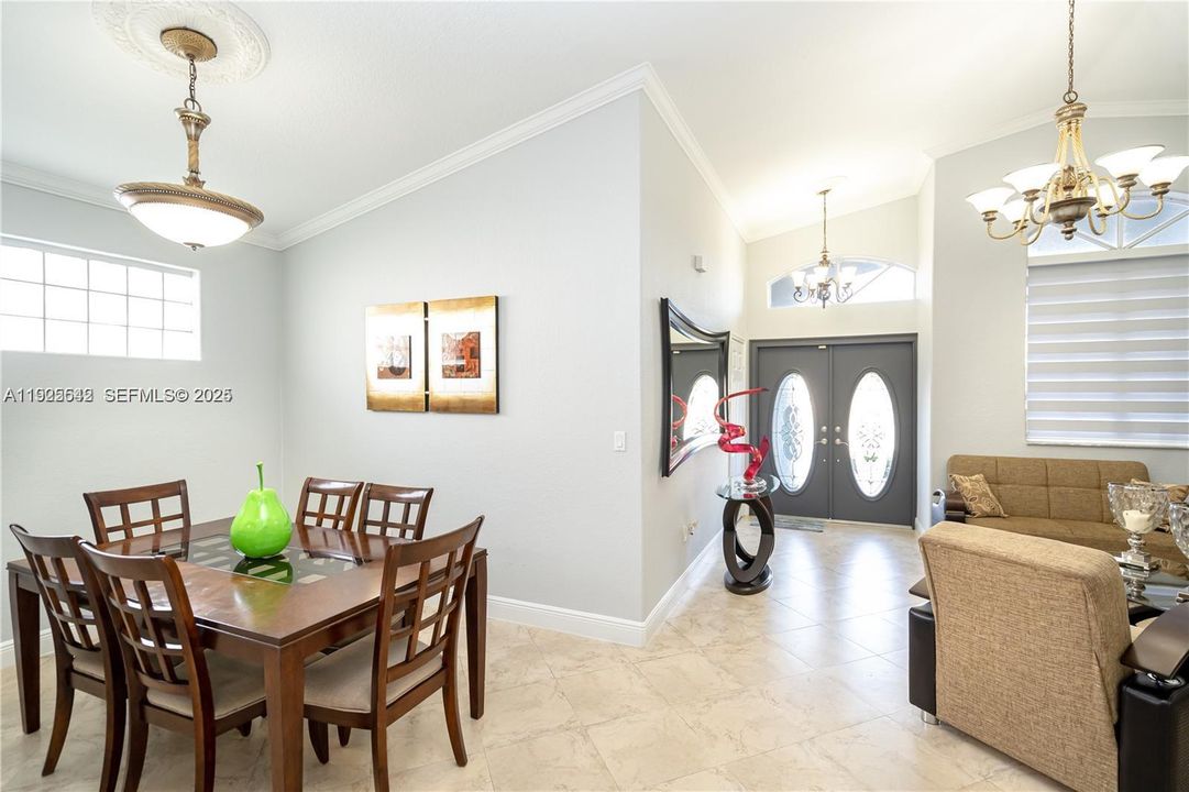 待售: $700,000 (3 贝兹, 2 浴室, 1738 平方英尺)