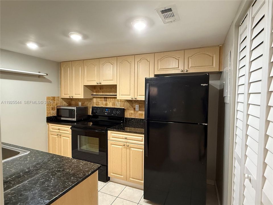 出租: $2,200 (1 贝兹, 2 浴室, 800 平方英尺)