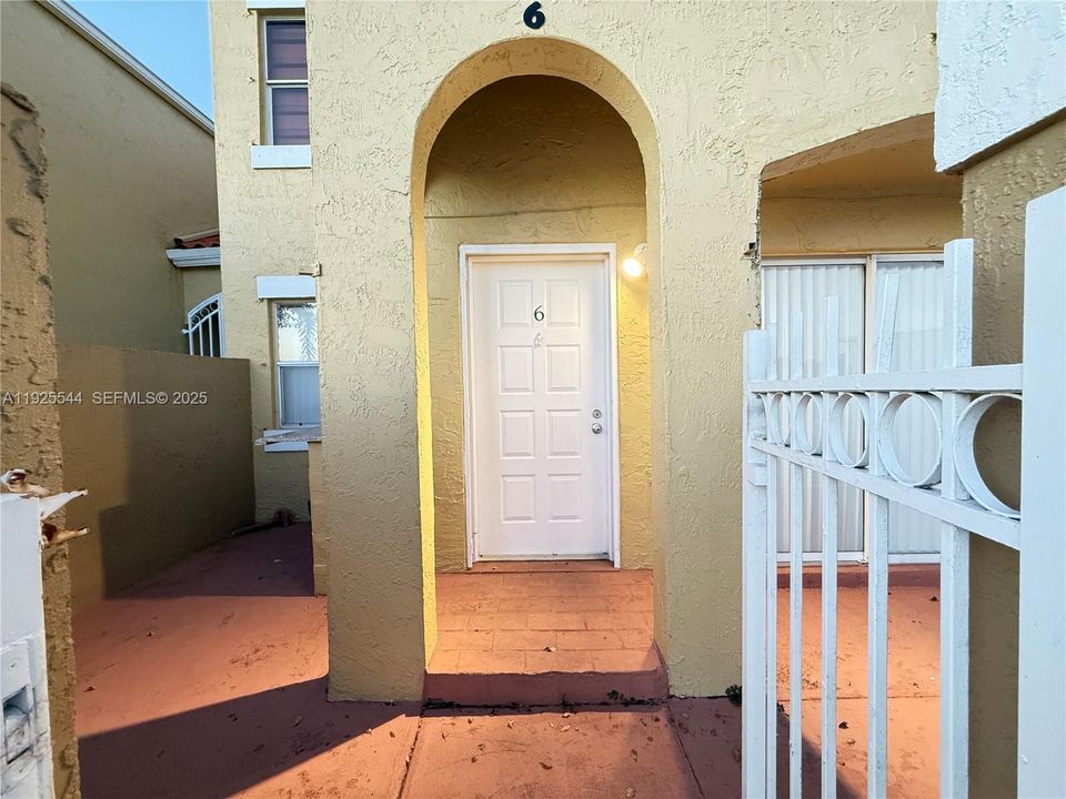 出租: $2,200 (1 贝兹, 2 浴室, 800 平方英尺)