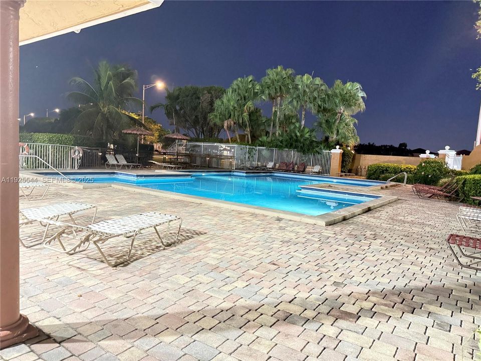 出租: $2,200 (1 贝兹, 2 浴室, 800 平方英尺)