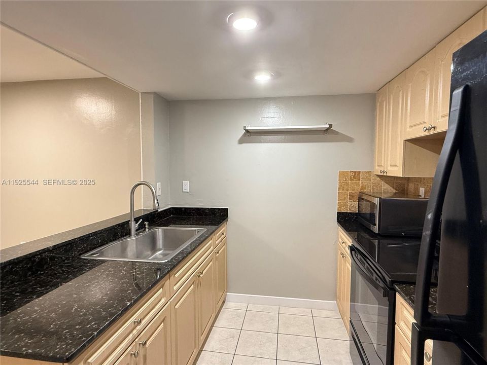 出租: $2,200 (1 贝兹, 2 浴室, 800 平方英尺)