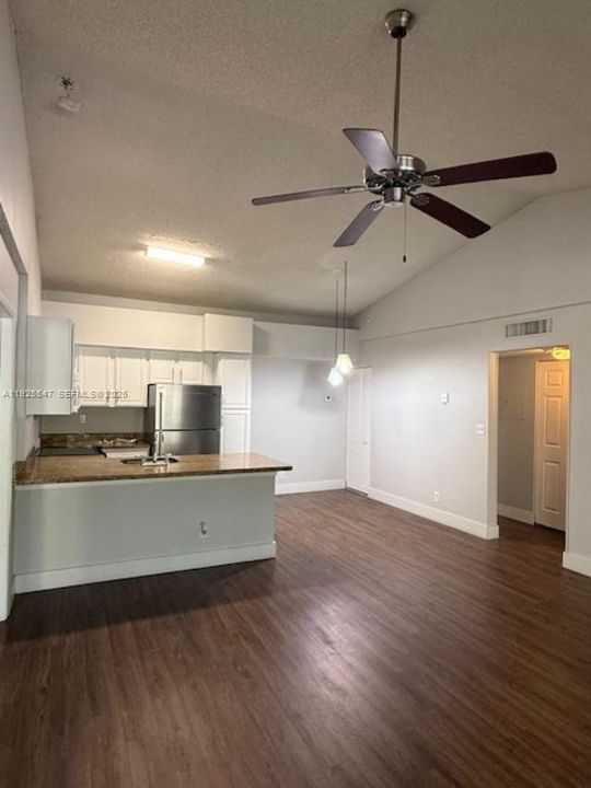 待售: $255,000 (2 贝兹, 2 浴室, 975 平方英尺)