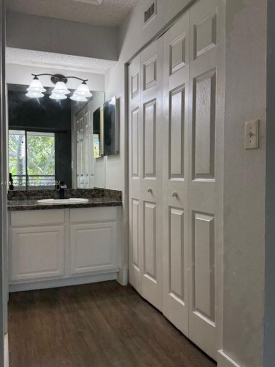 待售: $255,000 (2 贝兹, 2 浴室, 975 平方英尺)