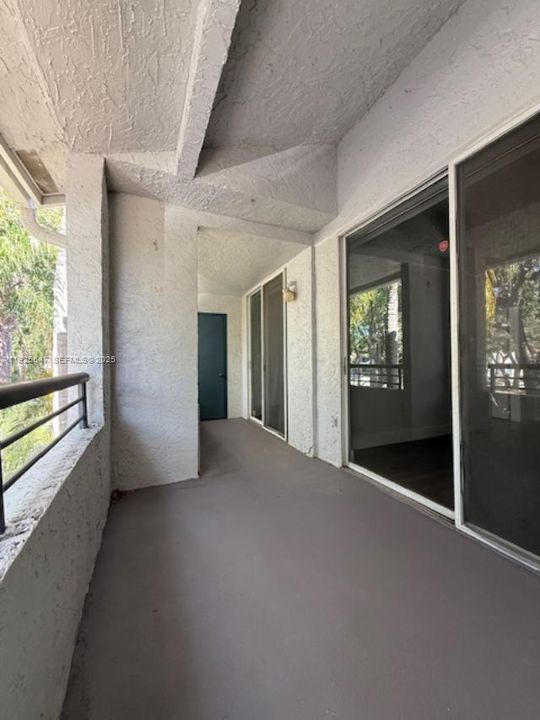 待售: $255,000 (2 贝兹, 2 浴室, 975 平方英尺)