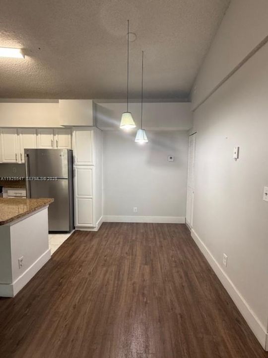 待售: $255,000 (2 贝兹, 2 浴室, 975 平方英尺)