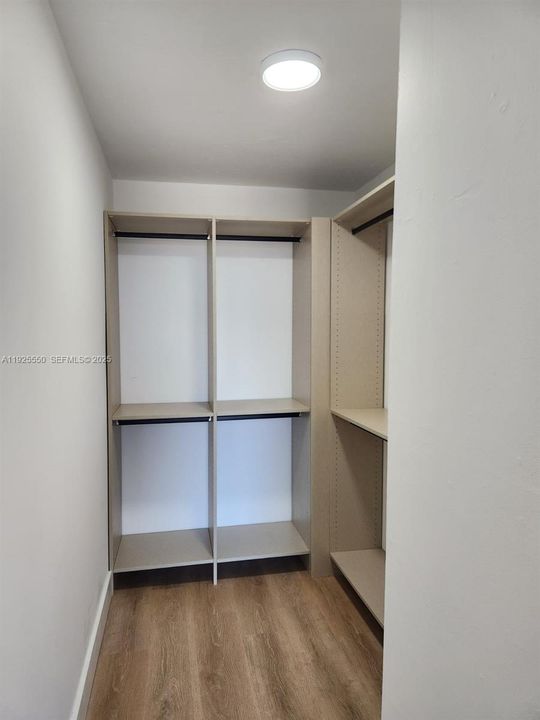 出租: $2,300 (2 贝兹, 1 浴室, 918 平方英尺)