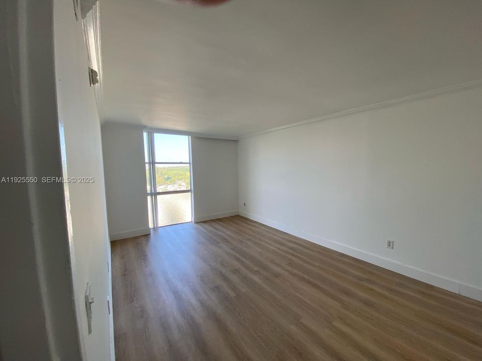 出租: $2,300 (2 贝兹, 1 浴室, 918 平方英尺)