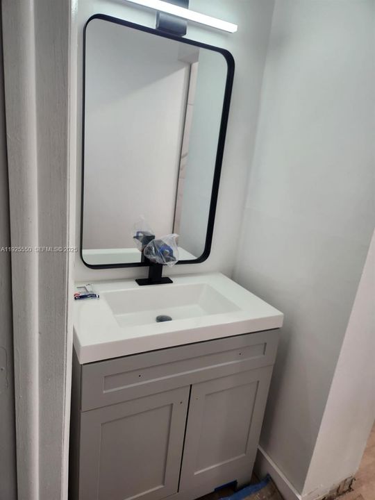 出租: $2,300 (2 贝兹, 1 浴室, 918 平方英尺)