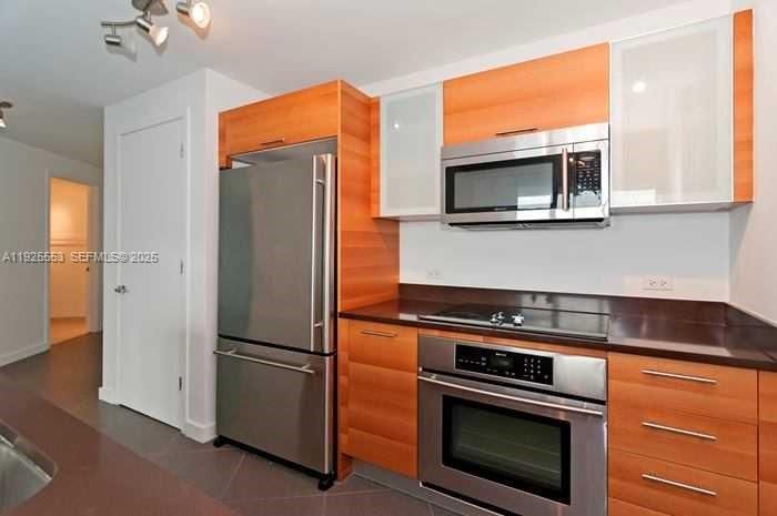 For Rent: $3,350 (1 beds, 1 baths, 861 Square Feet)