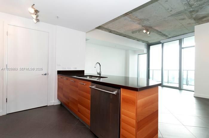 For Rent: $3,350 (1 beds, 1 baths, 861 Square Feet)