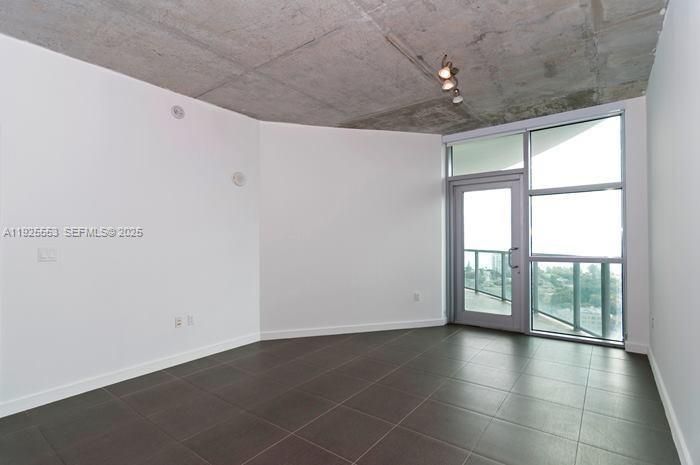 For Rent: $3,350 (1 beds, 1 baths, 861 Square Feet)