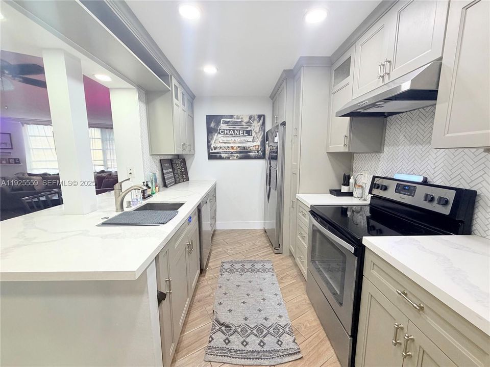 待售: $119,999 (1 贝兹, 1 浴室, 735 平方英尺)