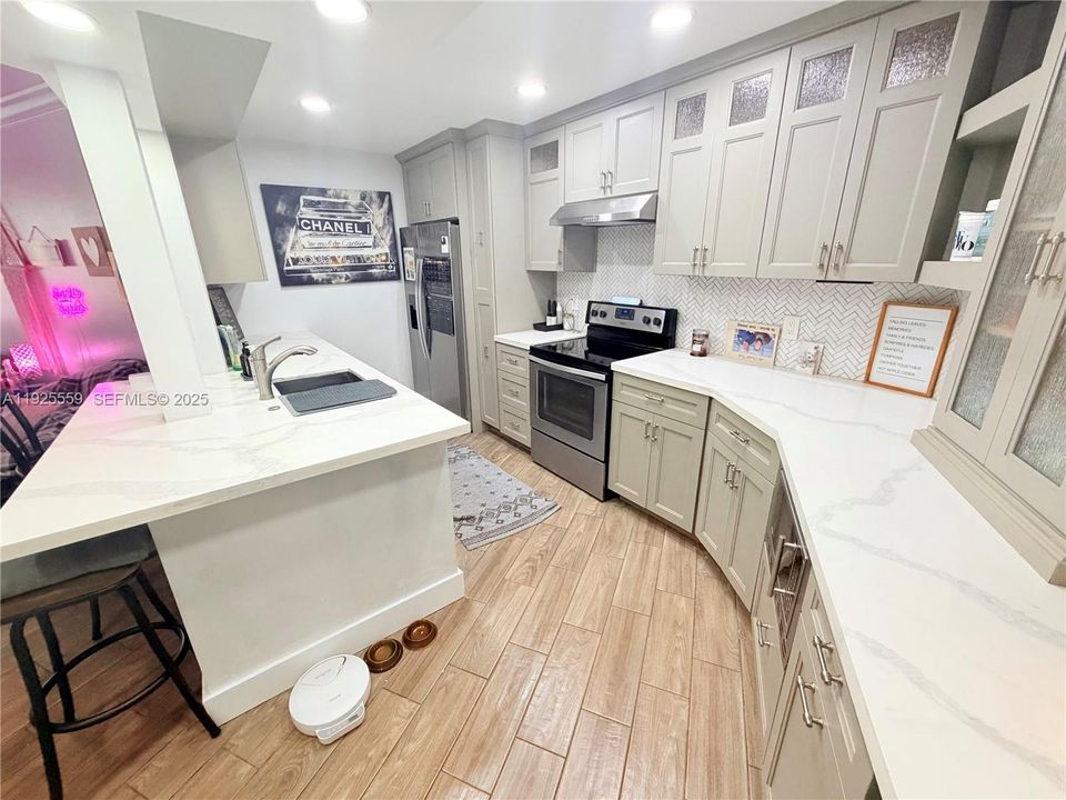 待售: $119,999 (1 贝兹, 1 浴室, 735 平方英尺)