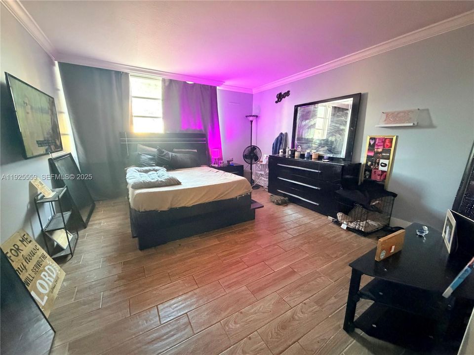 待售: $119,999 (1 贝兹, 1 浴室, 735 平方英尺)