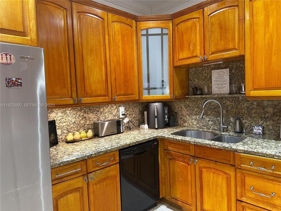 For Rent: $4,700 (2 beds, 2 baths, 1450 Square Feet)