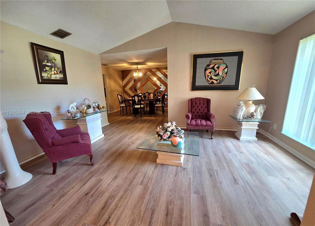 На продажу: $630,000 (4 спален, 2 ванн, 2462 Квадратных фут)