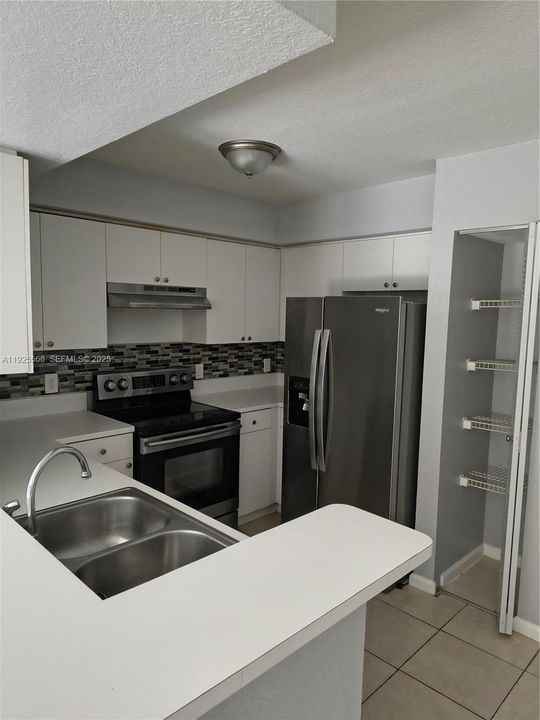 For Rent: $1,600 (1 beds, 1 baths, 650 Square Feet)