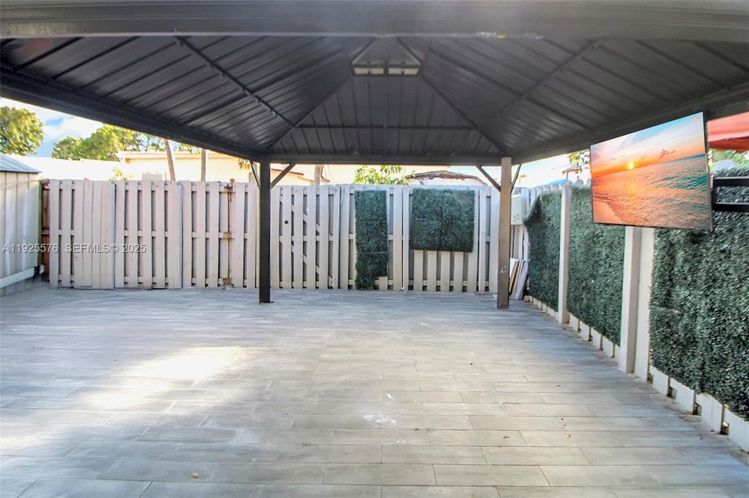 For Rent: $2,200 (2 beds, 1 baths, 639 Square Feet)