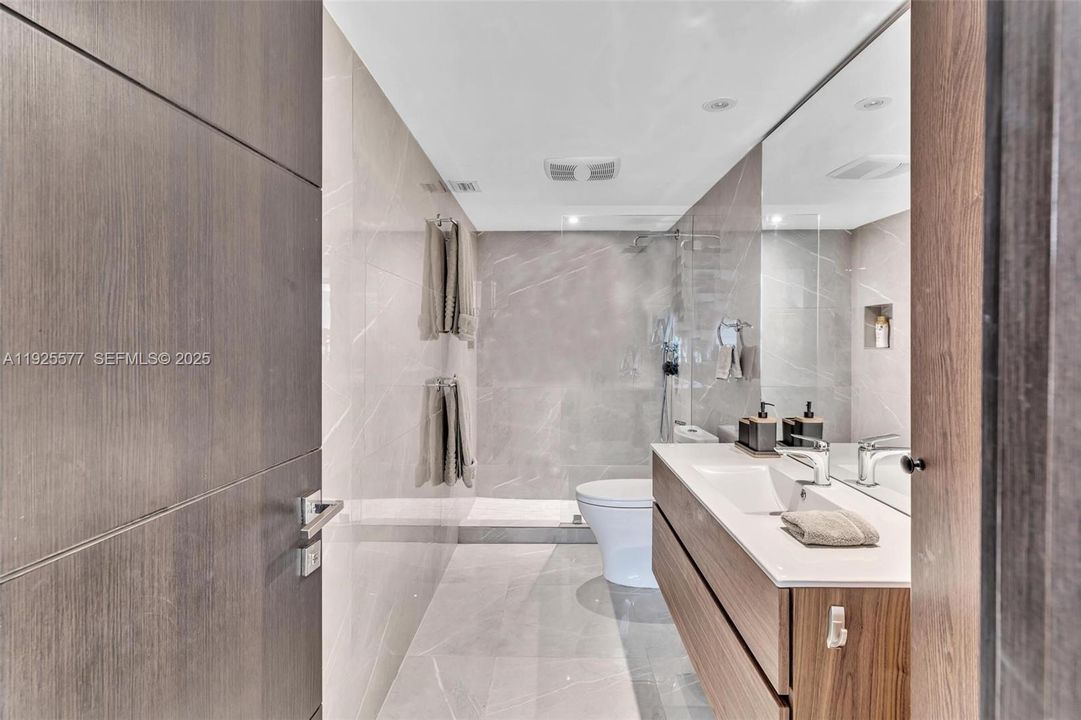 For Sale: $2,500,000 (1 beds, 1 baths, 1064 Square Feet)