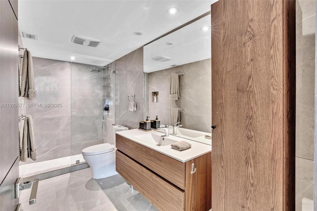 For Sale: $2,500,000 (1 beds, 1 baths, 1064 Square Feet)