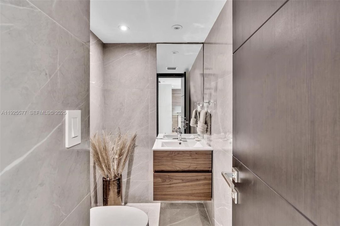 For Sale: $2,500,000 (1 beds, 1 baths, 1064 Square Feet)