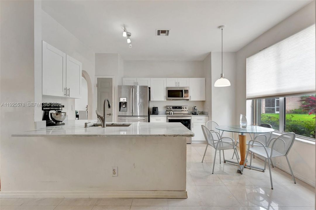 待售: $720,000 (4 贝兹, 2 浴室, 2091 平方英尺)