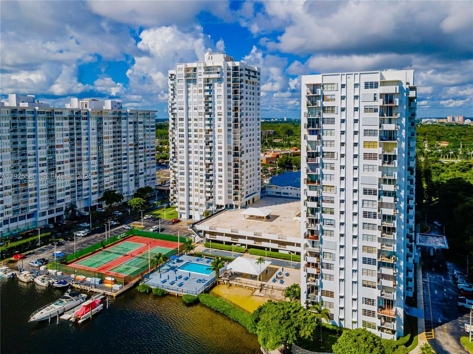 На продажу: $270,000 (2 спален, 2 ванн, 1300 Квадратных фут)