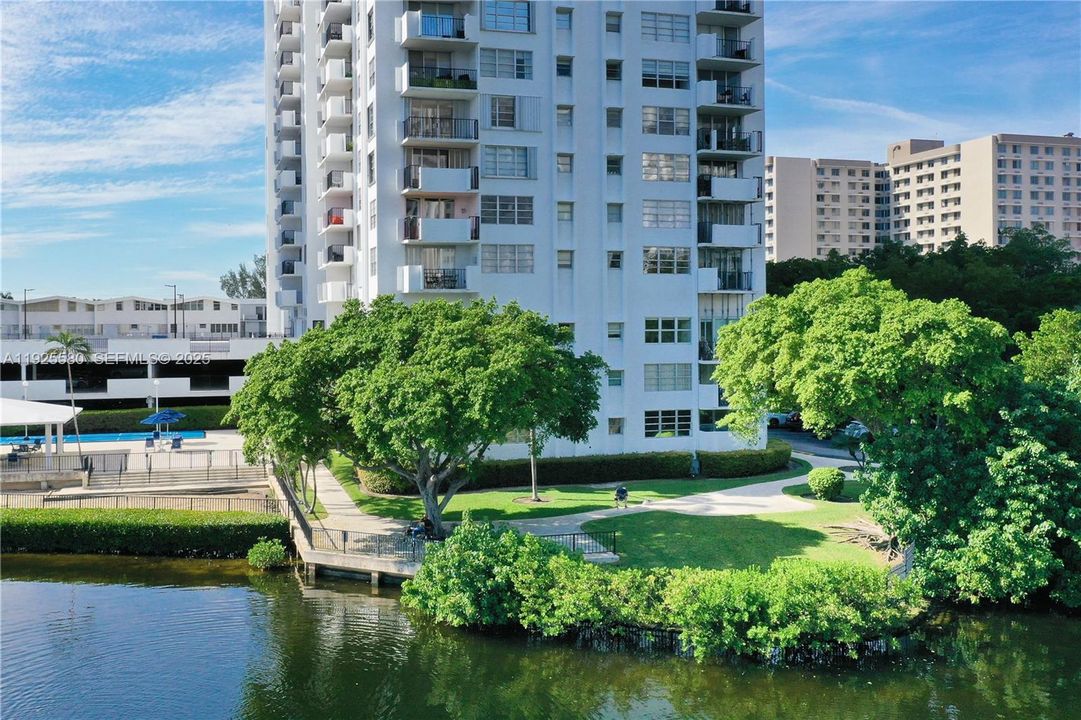 На продажу: $270,000 (2 спален, 2 ванн, 1300 Квадратных фут)