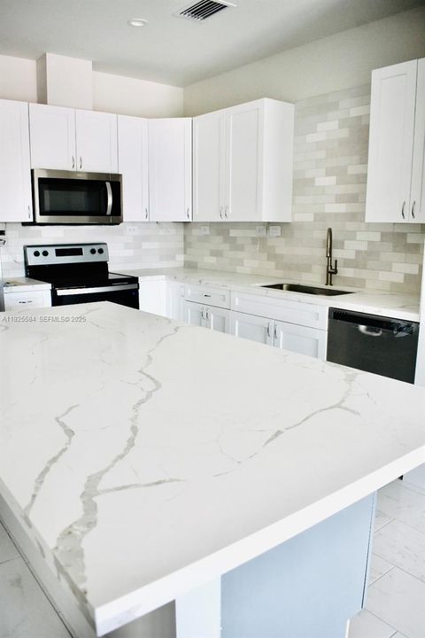 В аренду: $2,700 (2 спален, 1 ванн, 985 Квадратных фут)