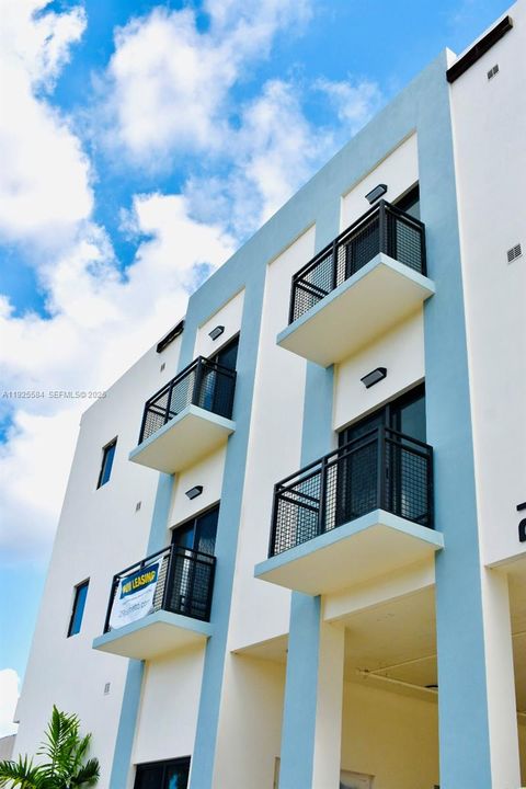 В аренду: $2,700 (2 спален, 1 ванн, 985 Квадратных фут)