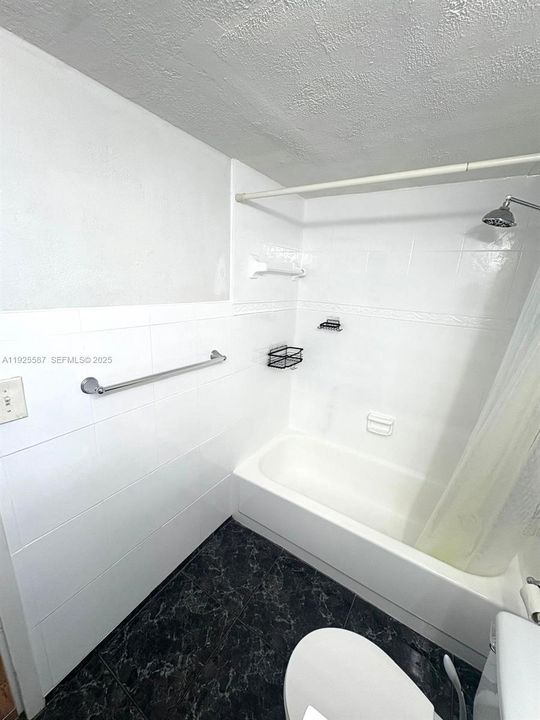 出租: $1,800 (1 贝兹, 1 浴室, 915 平方英尺)