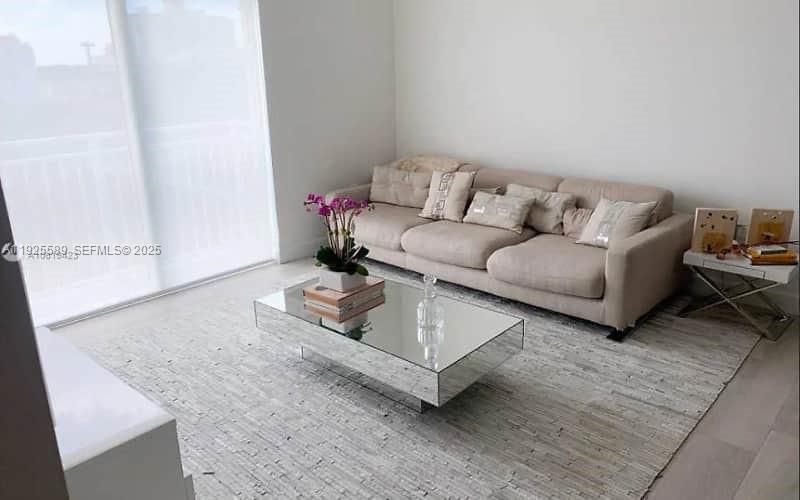 出租: $2,800 (1 贝兹, 1 浴室, 740 平方英尺)