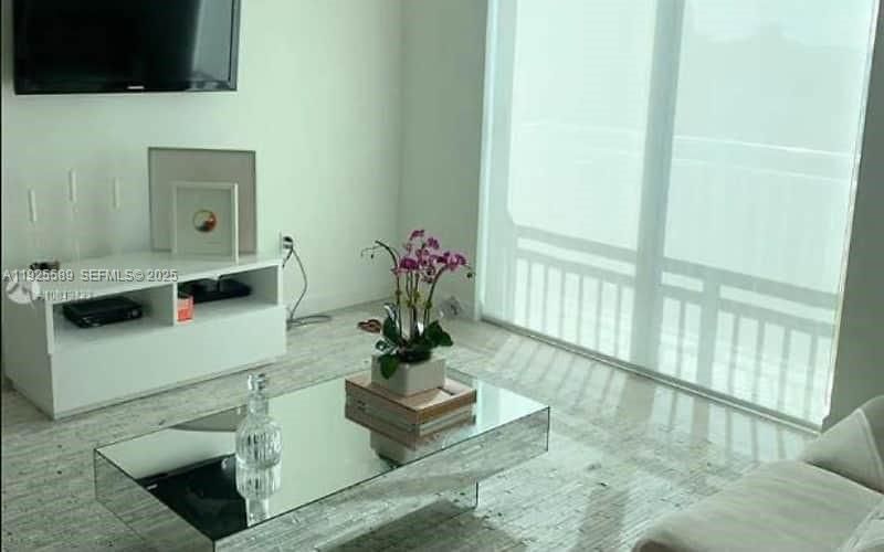 出租: $2,800 (1 贝兹, 1 浴室, 740 平方英尺)