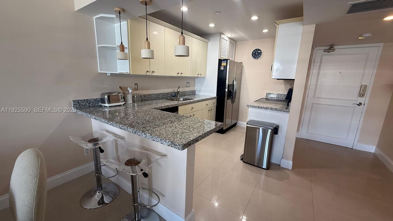 出租: $3,500 (1 贝兹, 1 浴室, 865 平方英尺)