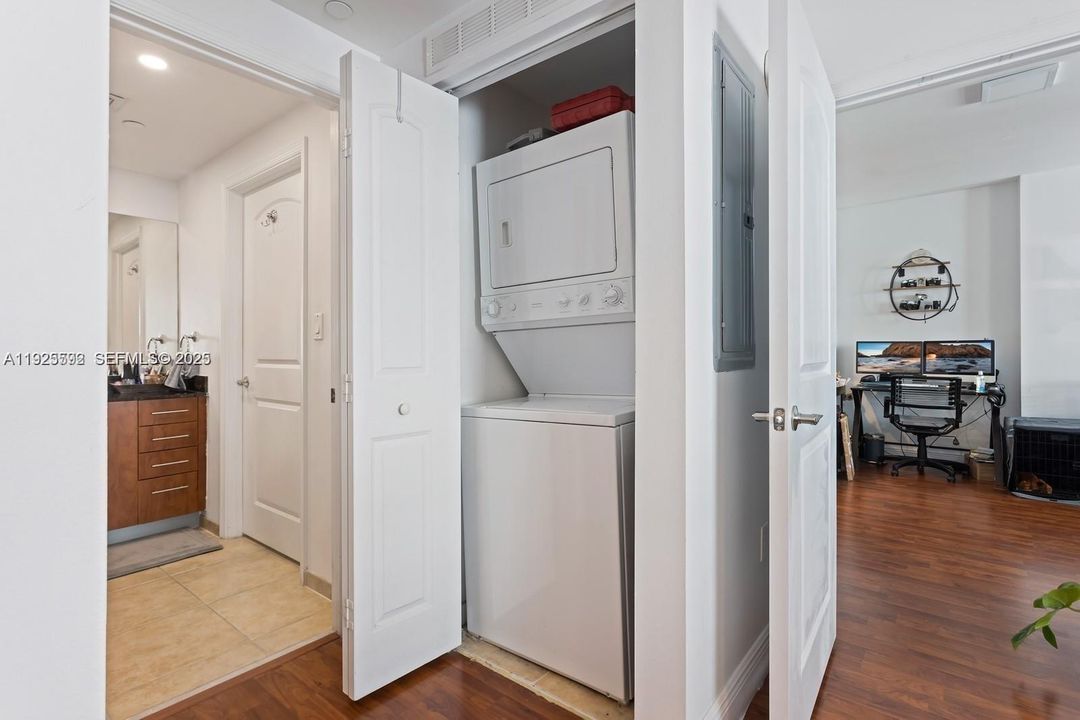 For Rent: $2,400 (1 beds, 1 baths, 759 Square Feet)