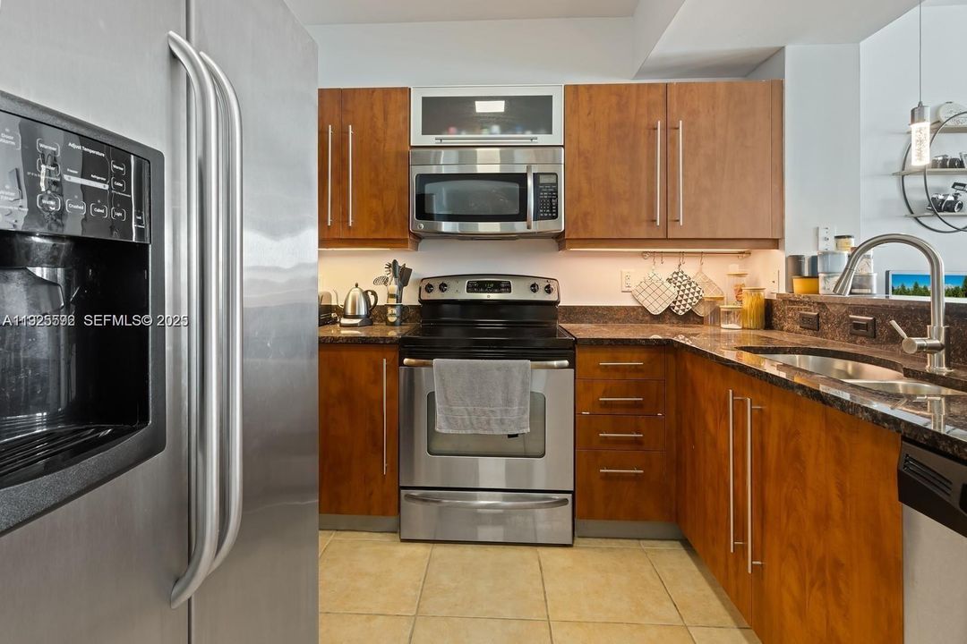 For Rent: $2,400 (1 beds, 1 baths, 759 Square Feet)